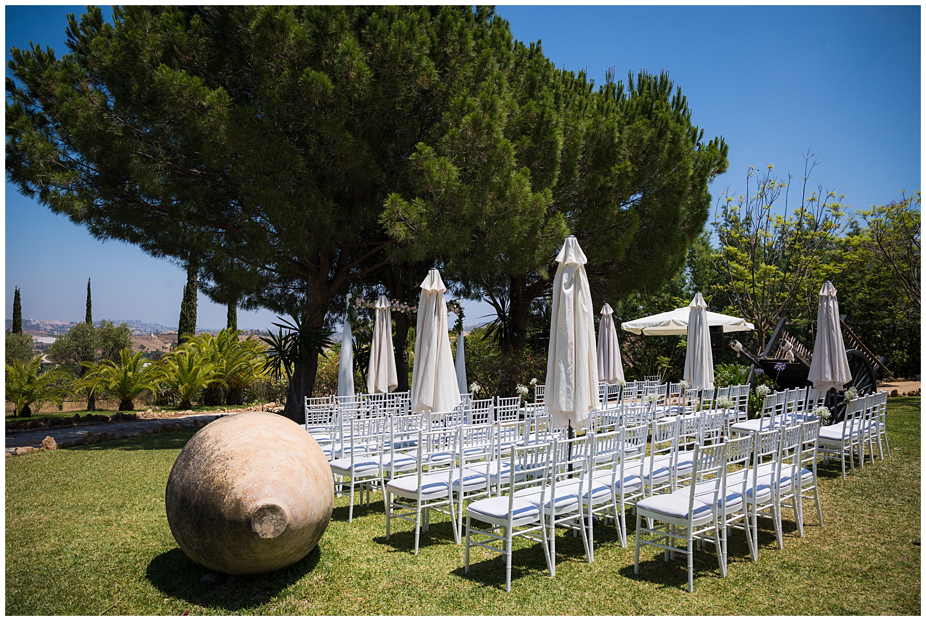 white_chairs_setup_wedding